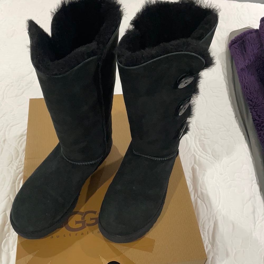 UGG BAILEY BUTTON TRIPLET BLACK BOOTS
